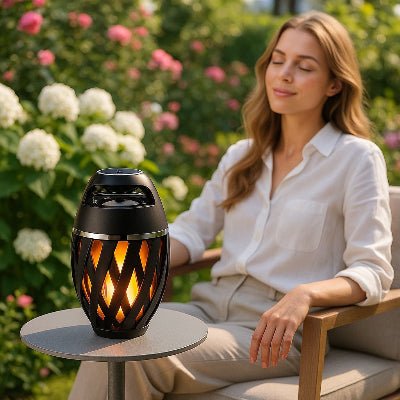 Femme relaxe avec lampe exterieur