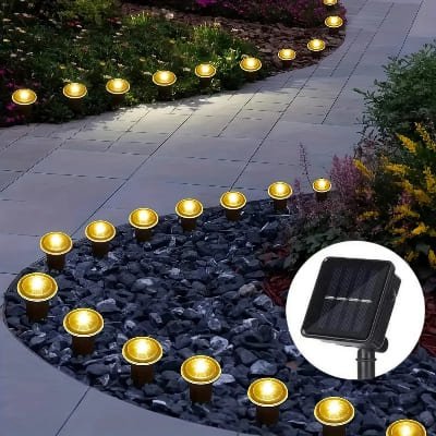 Guirlande lumineuse exterieur solaire en bordure du chemin