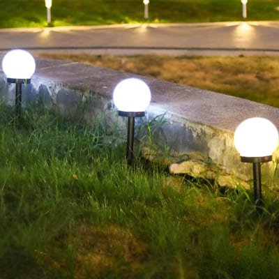 Lampe de jardin sur gazon en rangée