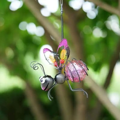 Lampe exterieure suspendue sur un arbre