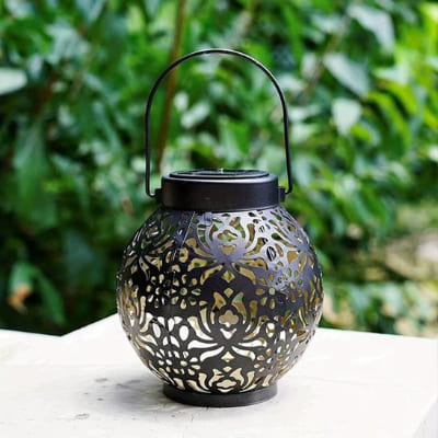 Lanterne pour extérieur posé sur marche au jardin