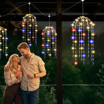 amoureux sous guirlande solaire