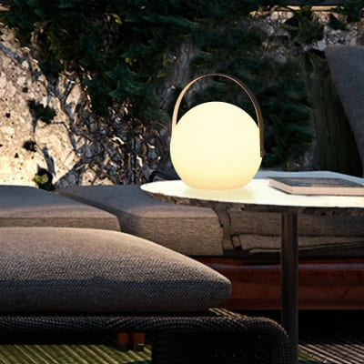 boule lampe exterieur allume sur table