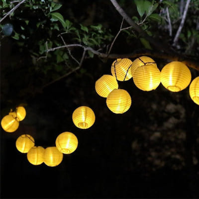 boule lumineuse guirlande dans arbre