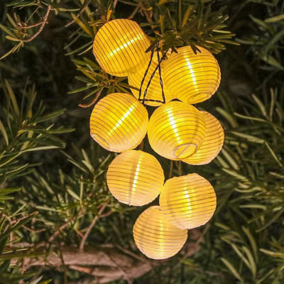 boule lumineuse guirlande dans sapin