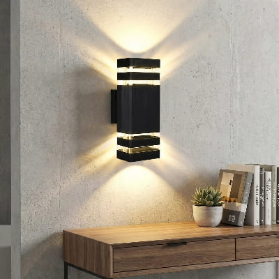 Éclairage extérieur LED allumé sur mur blanc