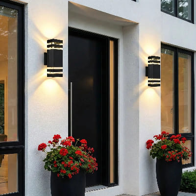 Éclairage extérieur LED sur mur de maison éclaire fleurs