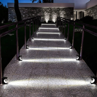éclairage extérieur solaire illumine chemin