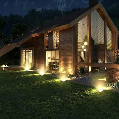 Éclairage solaire extérieur puissant illumine l'entrée