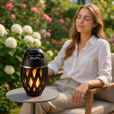 femme relaxe avec lampe exterieur