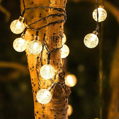 guirlande boule lumineuse autour d un-arbre