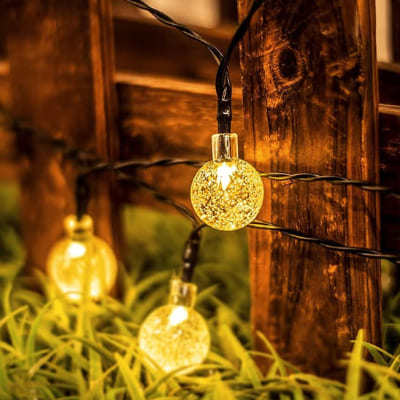 guirlande boule lumineuse sur cloture brune