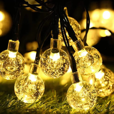 guirlande boule lumineuse sur gazon