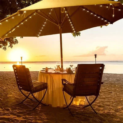 guirlande extérieure solaire charmante sous le parasol