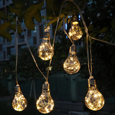 guirlande guinguette solaire suspendue sur branche d'arbre