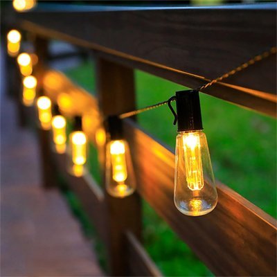 Guirlande led solaire sur rampe au jardin