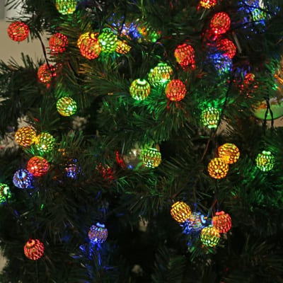 guirlande lumineue dans sapin noel