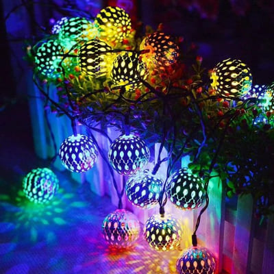 guirlande lumineuse colore sur cloture