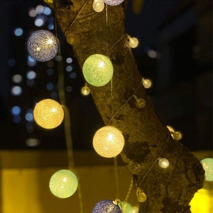 Guirlande lumineuse entoure un atbre