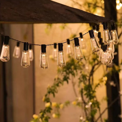 guirlande lumineuse solaire sous le toit