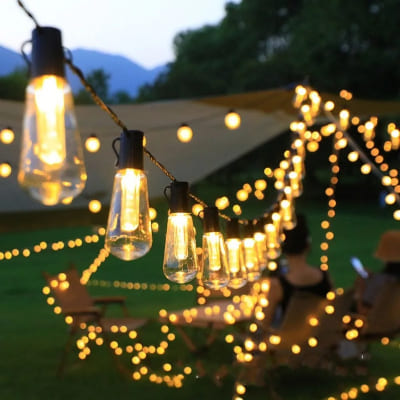 guirlande lumineuse solaire suspendue au jardin