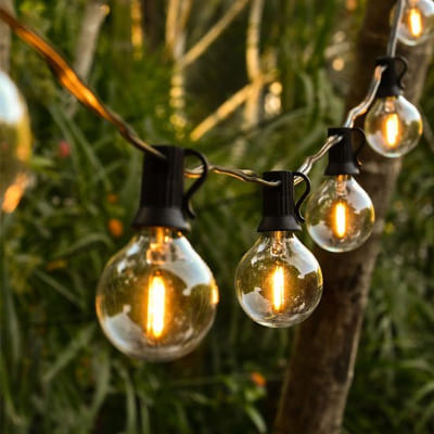 guirlande solaire entre arbre