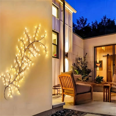 Guirlande solaire extérieur installe sur mur de maison