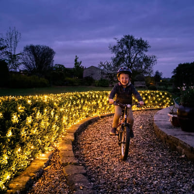 Guirlande solaire LED illumine chemin avec enfant joyeux