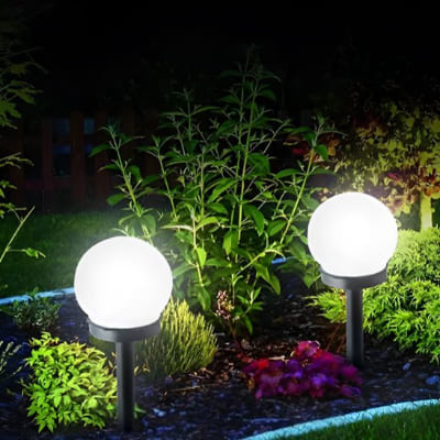 lampe de jardin dans fleurs