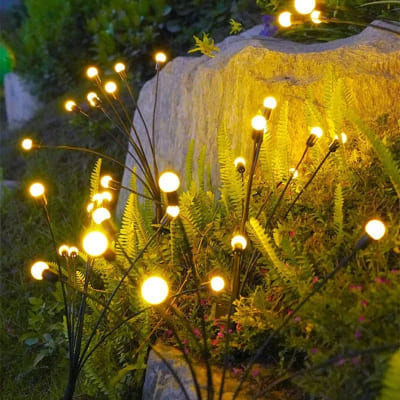 lampe de jardin luciole dans fougeres