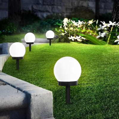 lampe de jardin lumineuse sur gazon