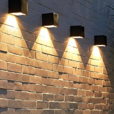 lampe exterieur murale quatre fois sur mur brique