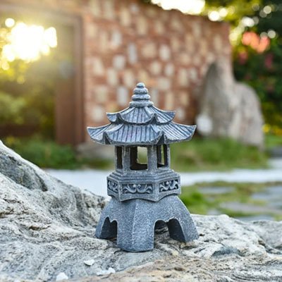 lampe solaire de jardin decorative sur pierre