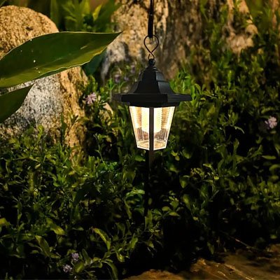 lampe solaire exterieur suspendue dans jardin