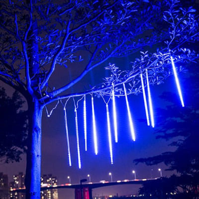 lampe solaire lumipluie bleu sur branche