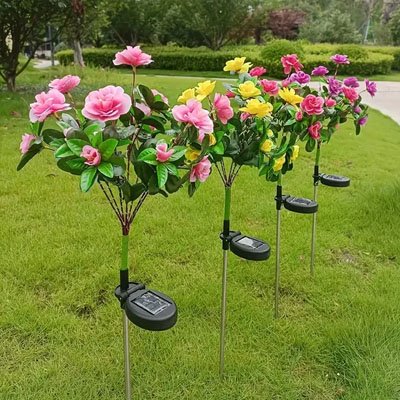 lampes solaires de jardin pique sur gazon