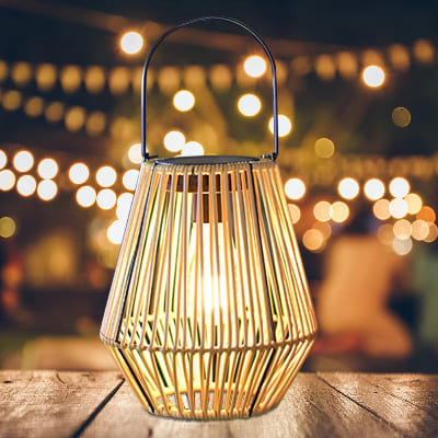 Lanterne extérieure solaire rotin IP65 sur table