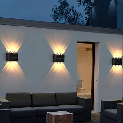 Luminaire extérieur élégant sur maison en trio