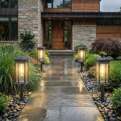 Luminaire extérieur sur pied sous la pluie