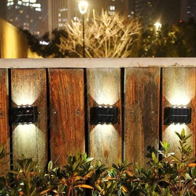 Luminaire extérieur sur clôture sous la pluie