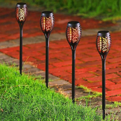 quatre lampe solaire extérieur pres  du pave