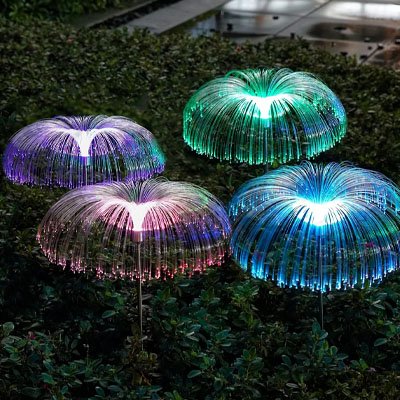quatre lampes jardins solaires