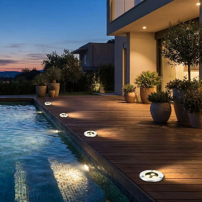 spot encastrable extérieur en bordure de la piscine