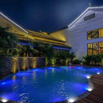 spot encastrable extérieur illumine la piscine