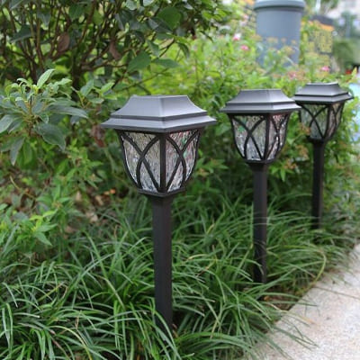 trio de lampe extérieur dans la plate bande