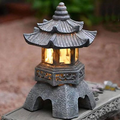 une lampe solaire de jardin allumée